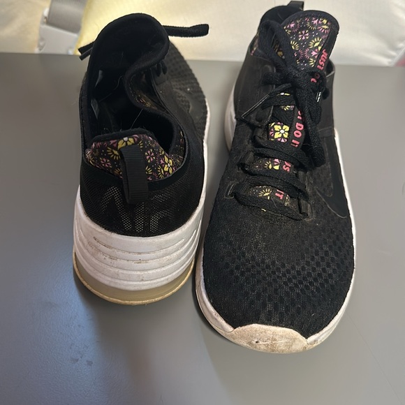 Nike women’s sneaker size 9 - Picture 3 of 3